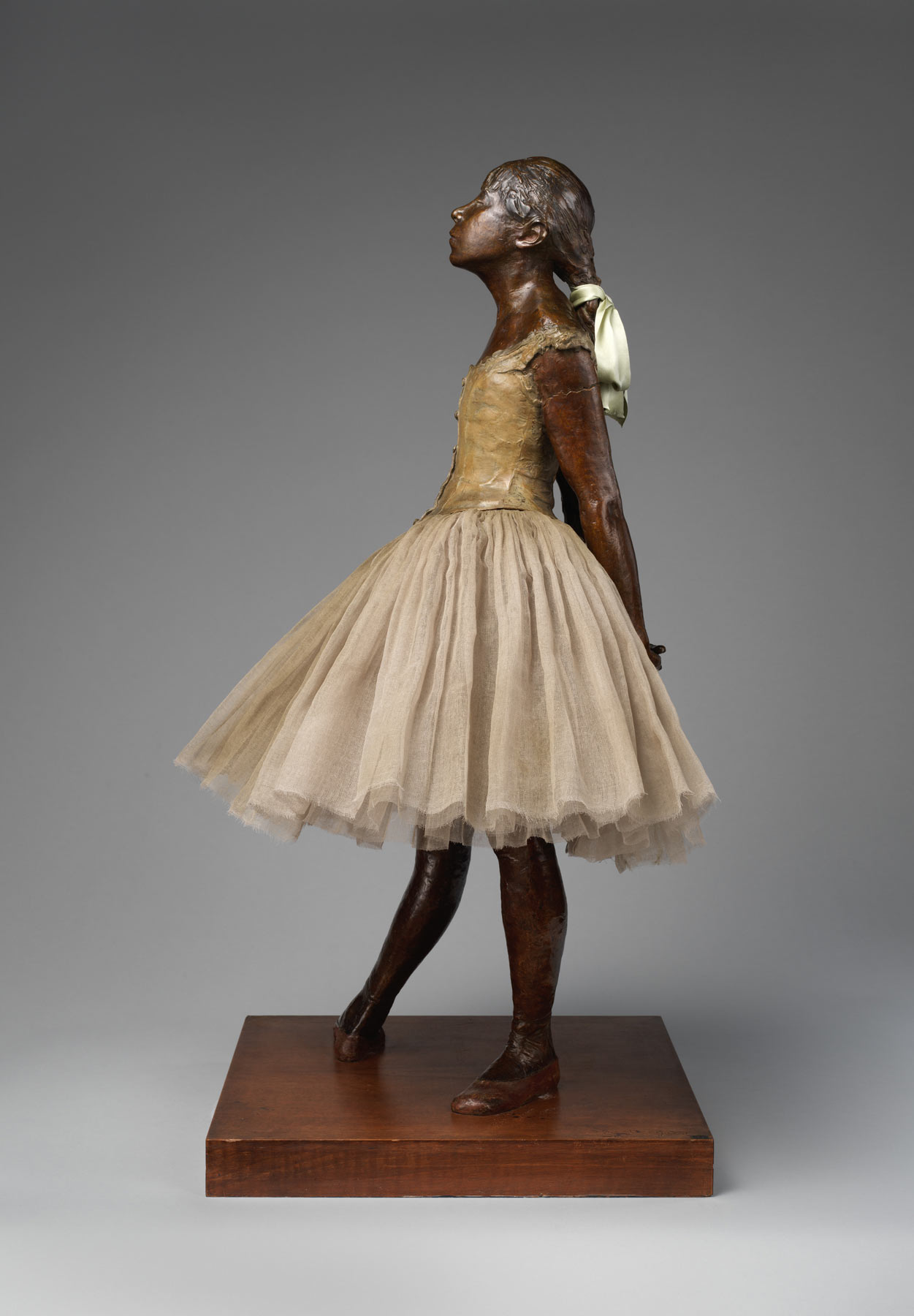 Edgar Degas, Adrien-Aurélien Hébrard, Piccola ballerina di quattordici anni (1922; bronzo, tarlatana, raso di seta, legno, 97,8 x 43,8 x 36,5 cm; New York, Metropolitan Museum)
