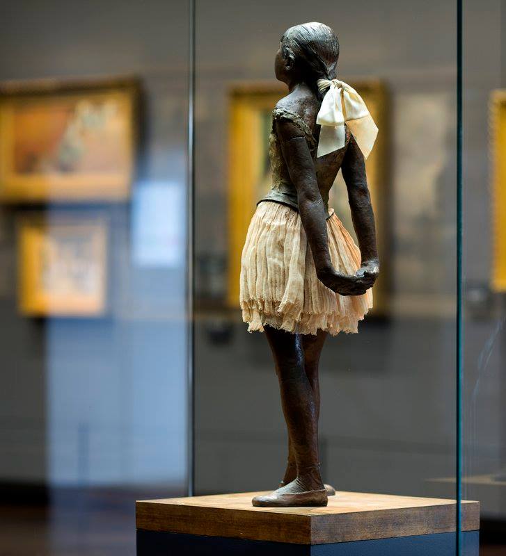 Edgar Degas, Adrien-Aurélien Hébrard, Piccola ballerina di quattordici anni (1921-31; bronzo patinato, tutù in tulle, nastro di raso, base in legno, 98 x 35,2 x 24,5 cm senza base; Parigi, Musée d'Orsay). Credit Musée d'Orsay
