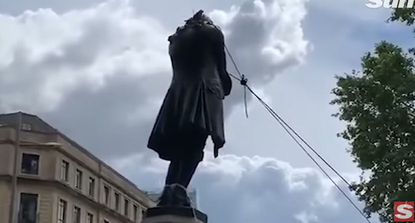 Bristol (Regno Unito), manifestanti abbattono monumento di un mercante di schiavi del '600 