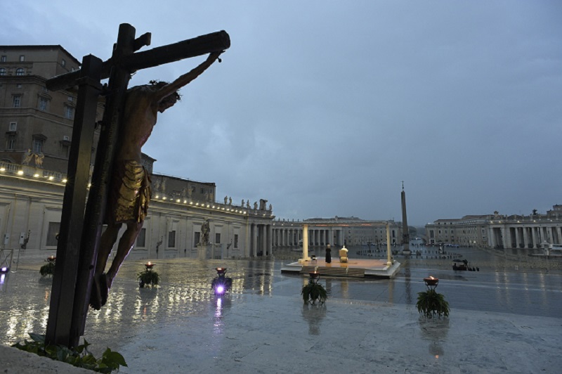 Il Messaggero: “danneggiato il Crocifisso di San Marcello al Corso”. La pioggia avrebbe gonfiato il legno 