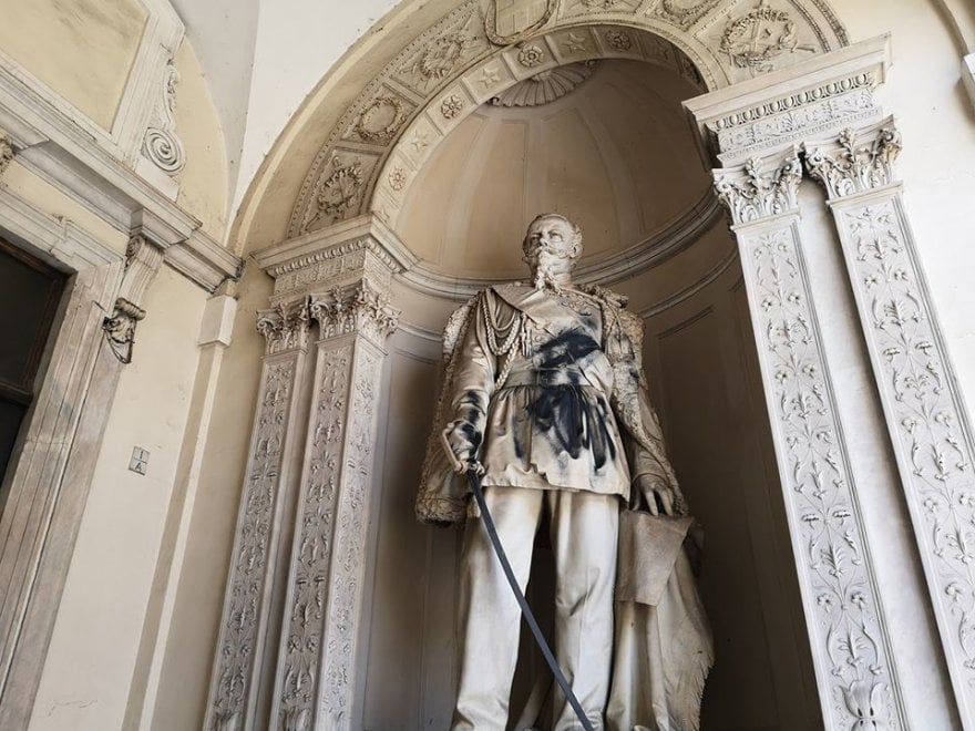 Torino, il monumento a Vittorio Emanuele II a Palazzo di Città imbrattato