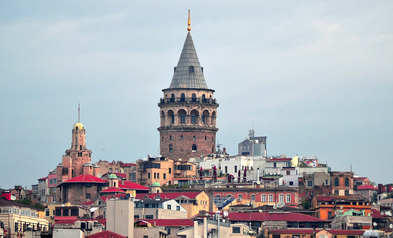 La Torre di Galata nel panorama di Istanbul 
