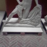 I pallet di legno come base per le sculture. Questa fa parte del gruppo dei Niobidi, copia di quello conservato agli Uffizi I pallet di legno come base per le sculture. Questa fa parte del gruppo dei Niobidi, copia di quello conservato agli Uffizi