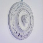 La bella testa di John Flaxman. Notare però i fori di chiodi nel pannello La bella testa di John Flaxman. Notare però i fori di chiodi nel pannello
