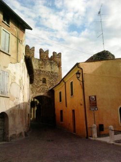 Un antico vicolo a Borghetto con una delle porte di accesso al borgo Un antico vicolo a Borghetto con una delle porte di accesso al borgo