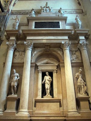 Altra immagine dell'altare Fregoso, nella sua interezza Altra immagine dell'altare Fregoso, nella sua interezza