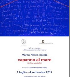 Capanno al mare in blu verbale di Marco Nereo Rotelli a Villa Bertelli di Forte dei Marmi Capanno al mare in blu verbale di Marco Nereo Rotelli a Villa Bertelli di Forte dei Marmi