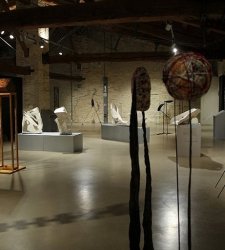 Al Museo Omero di Ancona cinque scultori contemporanei espongono alla mostra “Forme sensibili”  Al Museo Omero di Ancona cinque scultori contemporanei espongono alla mostra “Forme sensibili”