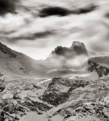 La Val d'Aosta scolpita e fotografata. Le opere di Stefano Venturini e Ladislao Mastella in mostra La Val d'Aosta scolpita e fotografata. Le opere di Stefano Venturini e Ladislao Mastella in mostra