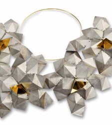 Pourquoi la joaillerie est-elle considérée comme de l'artisanat et non comme de l'art ? À Ravenne, une exposition tente de répondre à cette question. Pourquoi la joaillerie est-elle considérée comme de l'artisanat et non comme de l'art ? À Ravenne, une exposition tente de répondre à cette question.