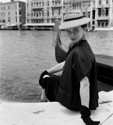 Villa Nazionale Pisani omaggia con una mostra Dior a Venezia nell'archivio Cameraphoto Villa Nazionale Pisani omaggia con una mostra Dior a Venezia nell'archivio Cameraphoto