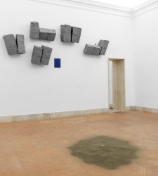 L'Accademia di San Luca retrace cinquante ans de carrière de Giovanni Anselmo dans une exposition rétrospective. L'Accademia di San Luca retrace cinquante ans de carrière de Giovanni Anselmo dans une exposition rétrospective.