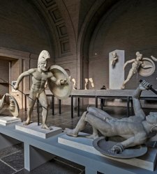 Florenz, eine Ausstellung von Massimo Pacificos Fotos von Museumsbesuchern im Marino Marini Museum Florenz, eine Ausstellung von Massimo Pacificos Fotos von Museumsbesuchern im Marino Marini Museum