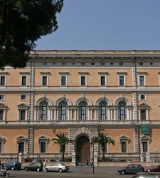 Diego Perrone crea una scultura in bronzo che dialoga con l'antico al Museo Nazionale Romano Diego Perrone crea una scultura in bronzo che dialoga con l'antico al Museo Nazionale Romano
