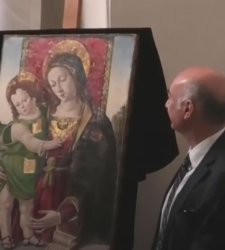 Die 1990 gestohlene Madonna mit Kind, die Pinturicchio zugeschrieben wird, kehrt nach dreißig Jahren nach Perugia zurück Die 1990 gestohlene Madonna mit Kind, die Pinturicchio zugeschrieben wird, kehrt nach dreißig Jahren nach Perugia zurück