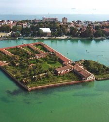 Venezia, l'isola del Lazzaretto Vecchio ospiterà il primo museo di Venezia e della Laguna: in arrivo 10 mln Venezia, l'isola del Lazzaretto Vecchio ospiterà il primo museo di Venezia e della Laguna: in arrivo 10 mln