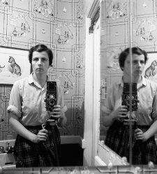 Gli autoritratti di Vivian Maier, alcuni inediti, protagonisti di una mostra a Trieste  Gli autoritratti di Vivian Maier, alcuni inediti, protagonisti di una mostra a Trieste