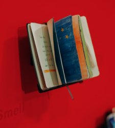 A Venezia una mostra di opere realizzate da 25 rifugiati su taccuini Moleskine A Venezia una mostra di opere realizzate da 25 rifugiati su taccuini Moleskine