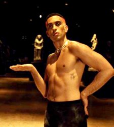 Mahmood : "Voici pourquoi j'ai tourné la vidéo au Musée égyptien et ce que cela signifie". Mahmood : "Voici pourquoi j'ai tourné la vidéo au Musée égyptien et ce que cela signifie".