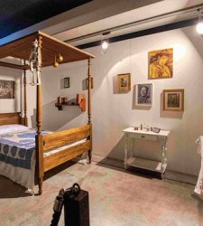A Milano una grande mostra su Frida Kahlo ricostruisce gli ambienti dove ha vissuto A Milano una grande mostra su Frida Kahlo ricostruisce gli ambienti dove ha vissuto