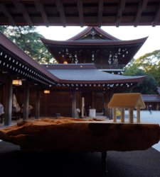 Sculpteurs japonais travaillant le marbre d'Apuane exposés au temple Meiji de Tokyo Sculpteurs japonais travaillant le marbre d'Apuane exposés au temple Meiji de Tokyo