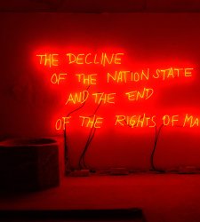 À la lumière de" : Margherita Moscardini remet en question le concept de "citoyenneté" avec une exposition à Bologne À la lumière de" : Margherita Moscardini remet en question le concept de "citoyenneté" avec une exposition à Bologne
