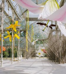 Madrid, il Palacio del Cristal diventa uno spettacolare nido: è opera di Petrit Halilaj Madrid, il Palacio del Cristal diventa uno spettacolare nido: è opera di Petrit Halilaj