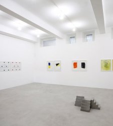 Milano, alla gallerie A arte Invernizzi una mostra con collage, opere su carta e piccoli formati Milano, alla gallerie A arte Invernizzi una mostra con collage, opere su carta e piccoli formati