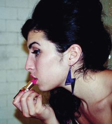 A Londra apre una mostra interamente dedicata ad Amy Winehouse, a dieci anni dalla sua scomparsa  A Londra apre una mostra interamente dedicata ad Amy Winehouse, a dieci anni dalla sua scomparsa