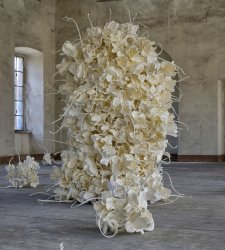Biella, Cracking Art porta una grande installazione di 400 fiori di plastica in un'azienda tessile Biella, Cracking Art porta una grande installazione di 400 fiori di plastica in un'azienda tessile