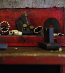 Napoli, al PAN le nature morte di Jacquie Maria Wessels realizzate nei garage di tutto il mondo  Napoli, al PAN le nature morte di Jacquie Maria Wessels realizzate nei garage di tutto il mondo