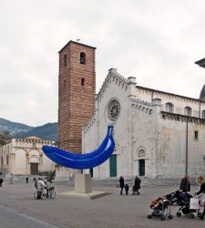 La banana blu gigante di Giuseppe Veneziano invade una delle piazze più belle della Toscana La banana blu gigante di Giuseppe Veneziano invade una delle piazze più belle della Toscana
