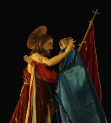 Modica, Adrian Paci reinterpreta il rito della Madonna Vasa Vasa con una toccante performance Modica, Adrian Paci reinterpreta il rito della Madonna Vasa Vasa con una toccante performance