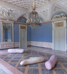 Gli incastri impossibili delle sculture di Nairy Baghramian in mostra alla GAM di Milano Gli incastri impossibili delle sculture di Nairy Baghramian in mostra alla GAM di Milano