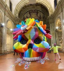 Un enorme teschio colorato in una chiesa del Seicento: la mostra di Okuda San Miguel a Bologna Un enorme teschio colorato in una chiesa del Seicento: la mostra di Okuda San Miguel a Bologna
