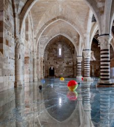 Per la prima volta in Sicilia l'installazione di specchi calpestabili di Alfredo Pirri Per la prima volta in Sicilia l'installazione di specchi calpestabili di Alfredo Pirri