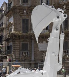 Un'escavatrice ai Quattro Canti di Palermo: è l'opera di Arcangelo Sassolino contro la mafia Un'escavatrice ai Quattro Canti di Palermo: è l'opera di Arcangelo Sassolino contro la mafia