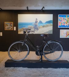 Procida rinde homenaje a Troisi. La bicicleta de Il postino regresa para una exposición comisariada por el nieto del gran actor.  Procida rinde homenaje a Troisi. La bicicleta de Il postino regresa para una exposición comisariada por el nieto del gran actor.