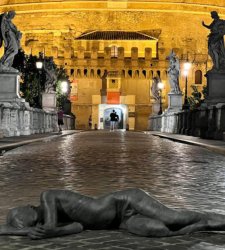 Il giovane profugo di Jago arriva sul ponte di Castel Sant'Angelo Il giovane profugo di Jago arriva sul ponte di Castel Sant'Angelo