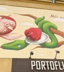 Roma, un nuovo eco-murale racconta la storia del mondo attraverso gli occhi di una mela  Roma, un nuovo eco-murale racconta la storia del mondo attraverso gli occhi di una mela