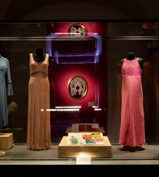 Prato, al Museo del Tessuto in mostra gli abiti e gli accessori della collezione Fineschi  Prato, al Museo del Tessuto in mostra gli abiti e gli accessori della collezione Fineschi