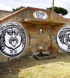 Populonia, Ozmo trasforma le monete del Tesoro in un'opera di street art   Populonia, Ozmo trasforma le monete del Tesoro in un'opera di street art