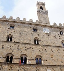 AEVUM: nel Palazzo dei Priori di Volterra l'arte contemporanea dialoga con quella etrusca  AEVUM: nel Palazzo dei Priori di Volterra l'arte contemporanea dialoga con quella etrusca