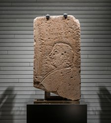Die Kaminia-Stele, eine der umstrittensten Inschriften des klassischen Altertums, ist in Mailand zu sehen  Die Kaminia-Stele, eine der umstrittensten Inschriften des klassischen Altertums, ist in Mailand zu sehen