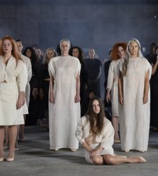 Vanessa Beecroft realizza una nuova performance a Cinecittà: un omaggio alle donne di Roma Vanessa Beecroft realizza una nuova performance a Cinecittà: un omaggio alle donne di Roma