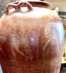 A Cerveteri il monumentale vaso etrusco con l'accecamento di Polifemo