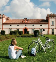 Ferrara, three bike and boat routes to discover the Delights and nature 
