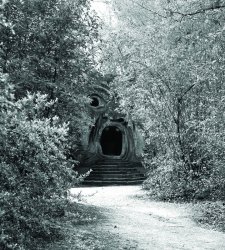 Sacro Bosco Bomarzo, obras de Niki de Saint Phalle, Portoghesi y Spoerri en diálogo con las esculturas del Parque Sacro Bosco Bomarzo, obras de Niki de Saint Phalle, Portoghesi y Spoerri en diálogo con las esculturas del Parque