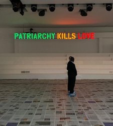 Il patriarcato uccide l'amore: l'installazione di Claire Fontaine a Milano Il patriarcato uccide l'amore: l'installazione di Claire Fontaine a Milano