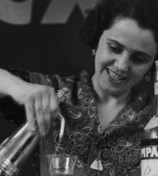 Prima mostra della Galleria Campari in collaborazione con Magnum Photos: è dedicata al mondo del bar  Prima mostra della Galleria Campari in collaborazione con Magnum Photos: è dedicata al mondo del bar